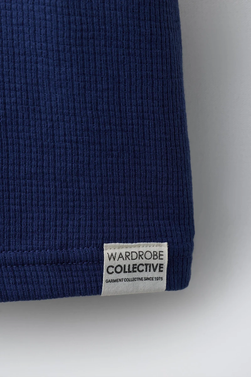 ENSEMBLE T-SHIRT ET SHORT GAUFRÉ ÉTIQUETTE
