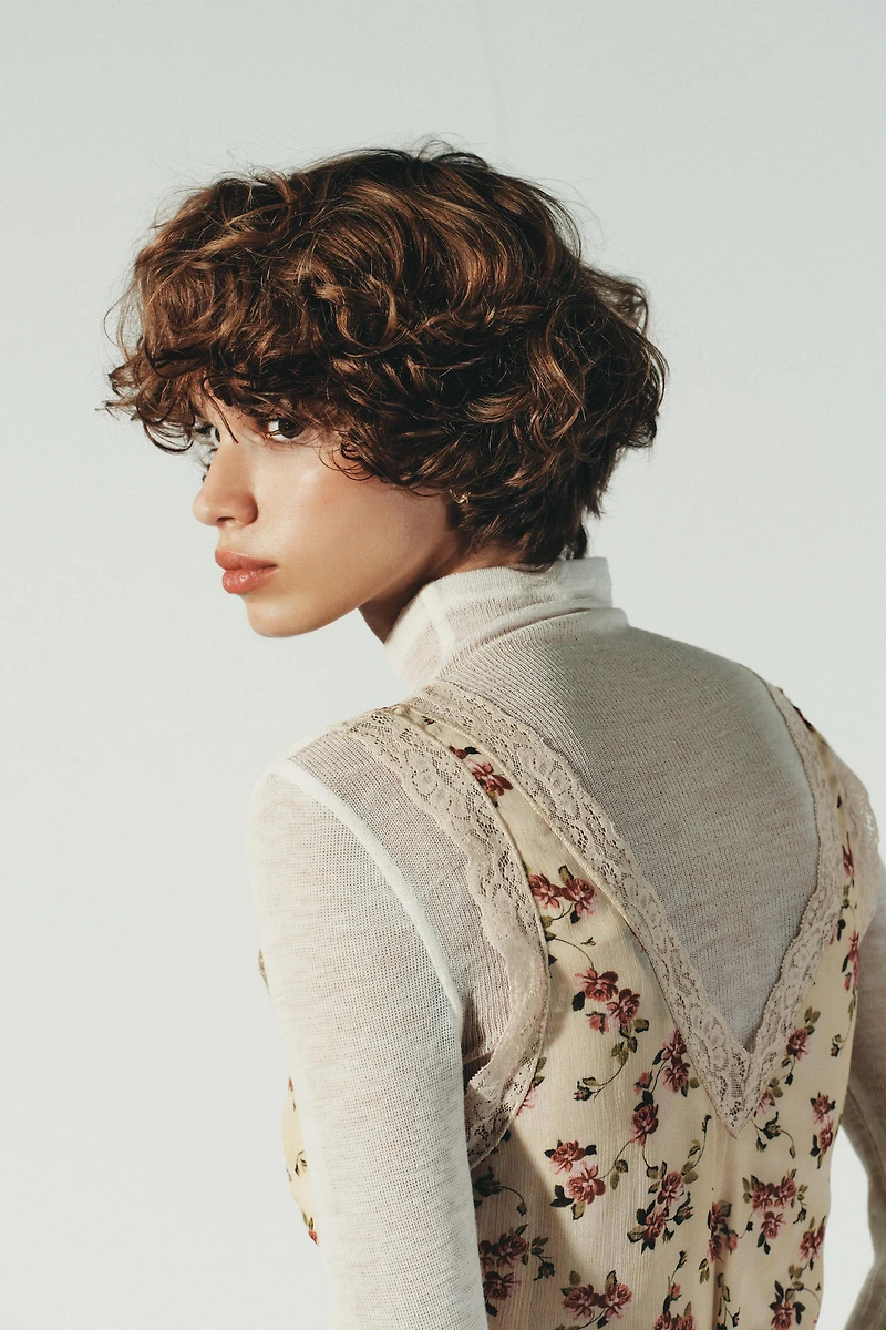 FLORAL LACE TOP
