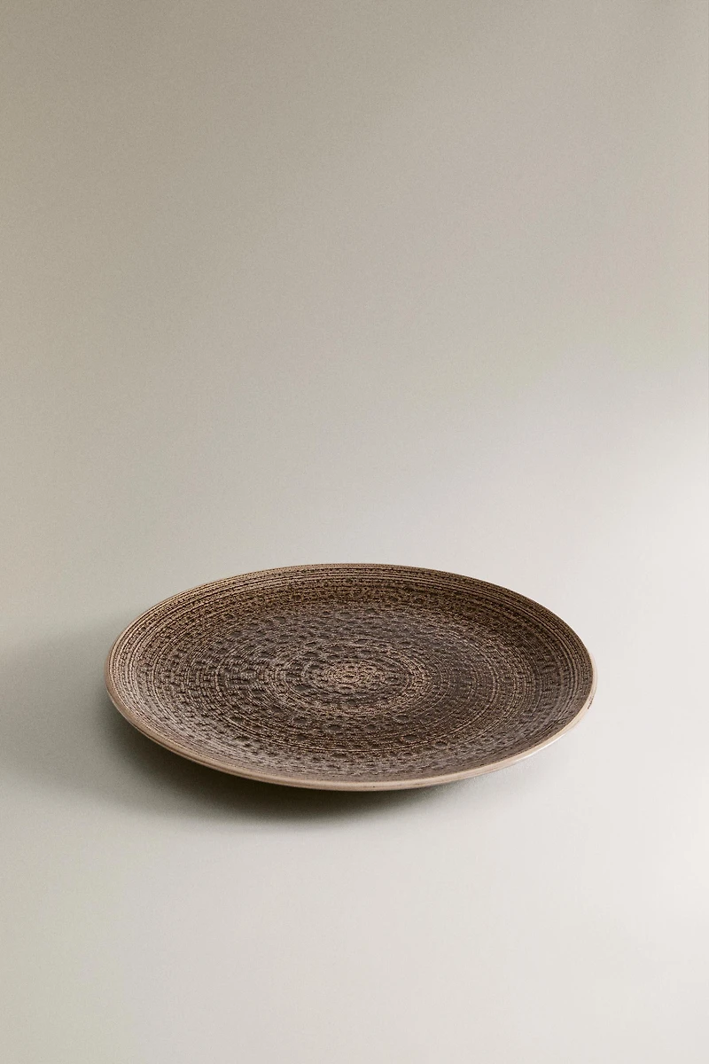DINNER PLATE WITH RAISED DESIGN