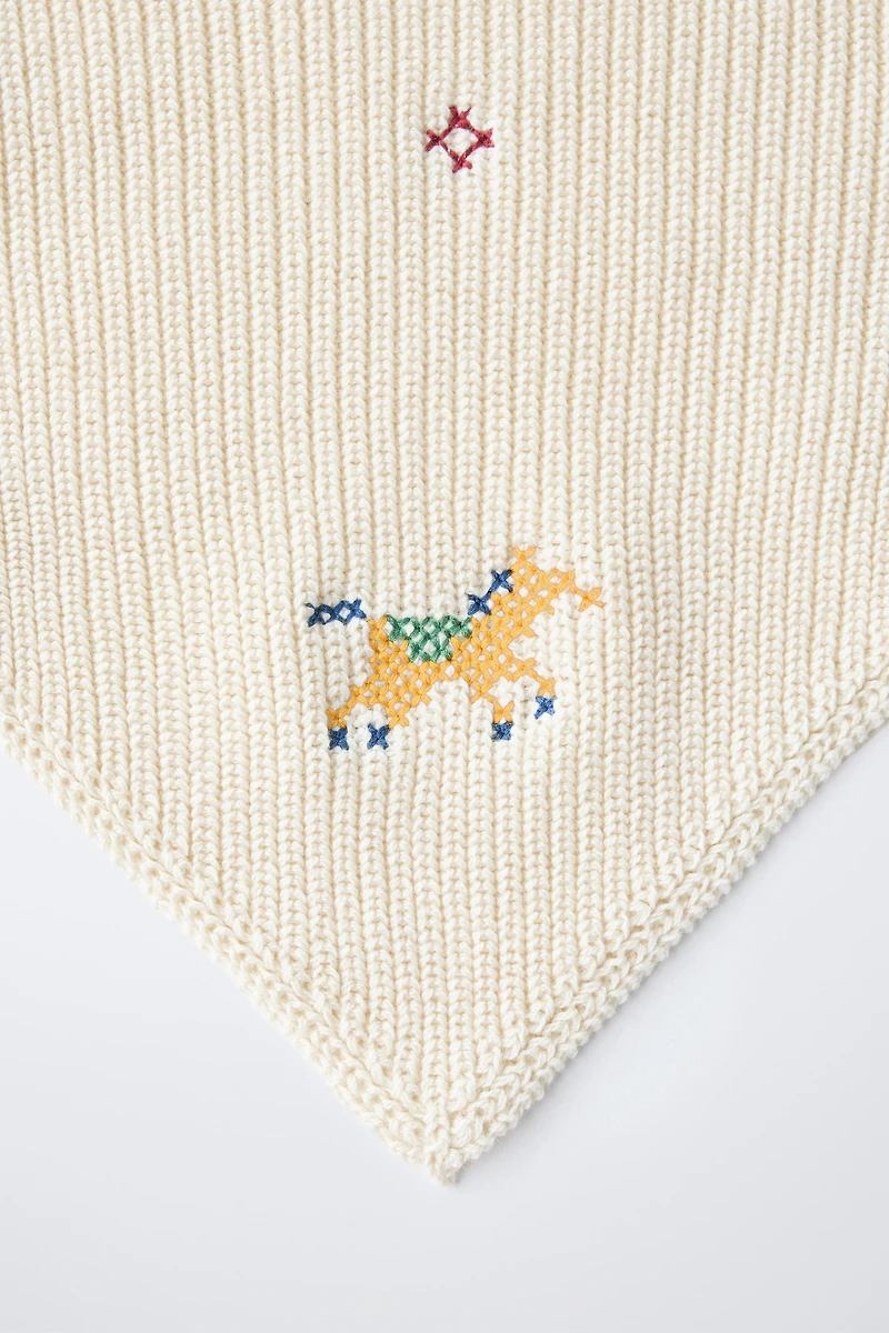 KNIT BANDANA WITH CROSS-STITCH DETAILS