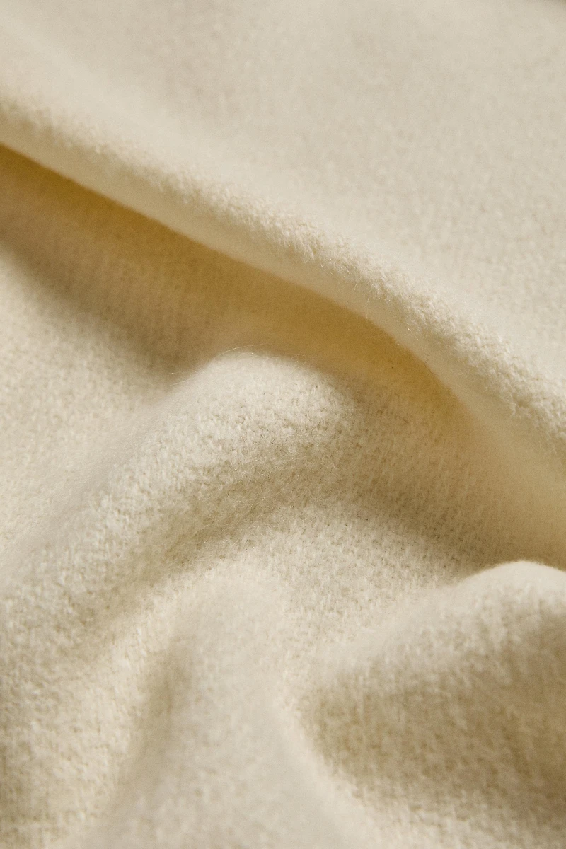 DECORATIVE FRINGED BLANKET