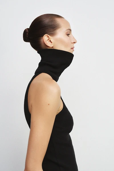 HIGH NECK SLEEVELESS TOP