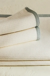 TEXTURED BATH TOWEL WITH TOPSTITCHING