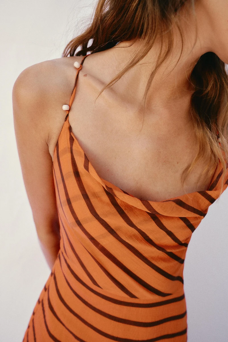 ROBE MI-LONGUE À RAYURES ET BRETELLES