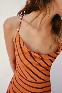 ROBE MI-LONGUE À RAYURES ET BRETELLES