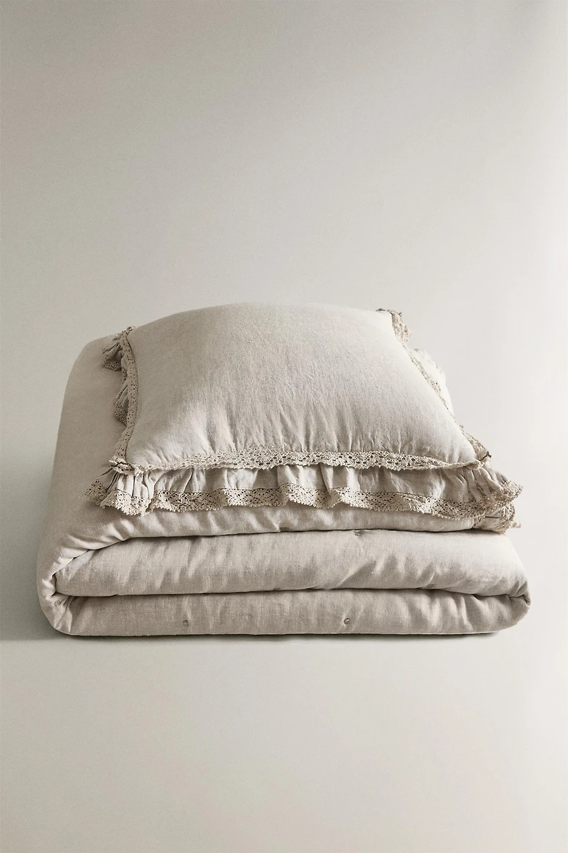 LINEN QUILT WITH A LACE TRIM