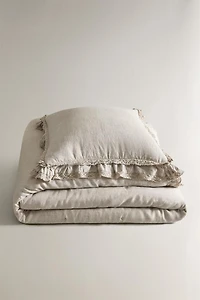 LINEN QUILT WITH A LACE TRIM
