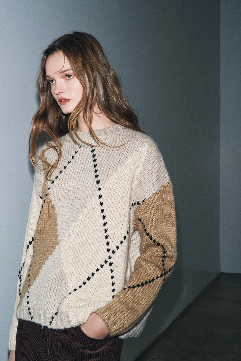 PULL EN MAILLE À LOSANGES