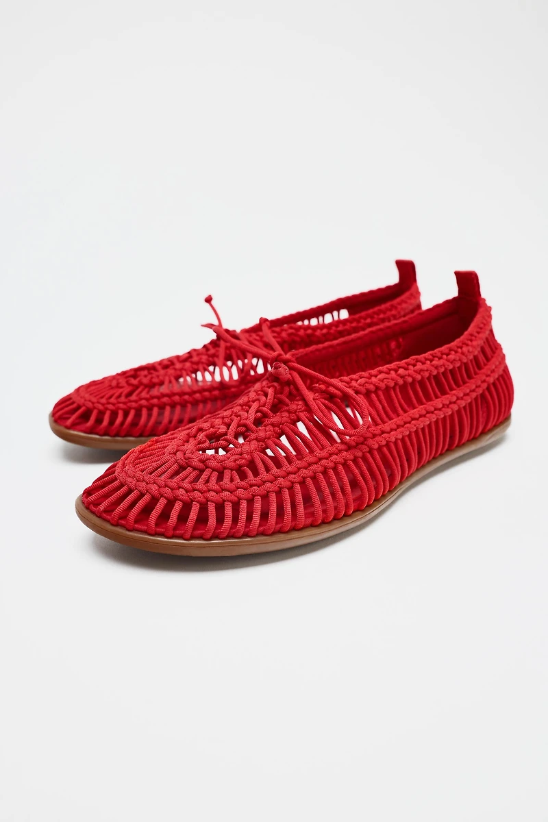 CHAUSSURES TRESSÉES À CORDONS