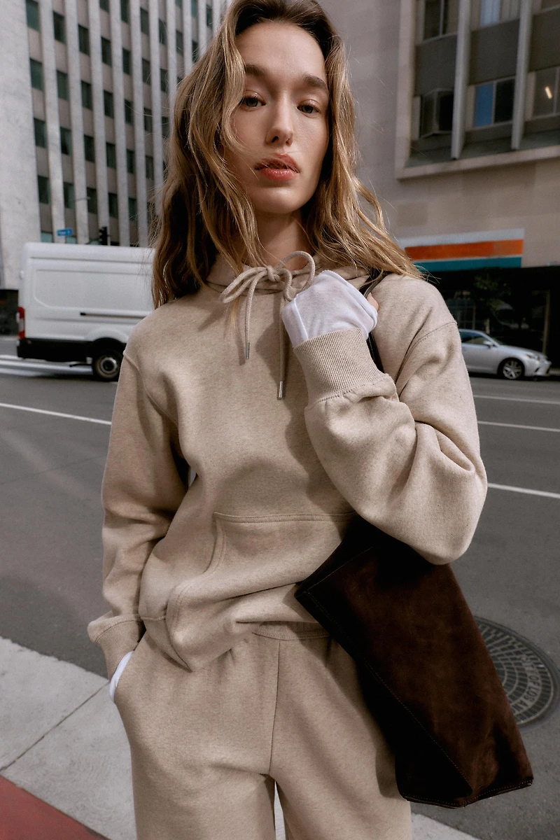 SWEAT BASIQUE À CAPUCHE