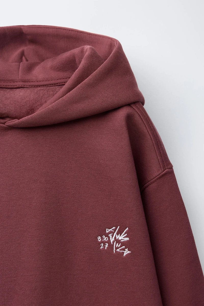 SWEAT À CAPUCHE INSCRIPTION BRODÉE