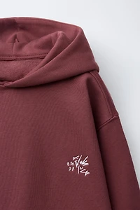 SWEAT À CAPUCHE INSCRIPTION BRODÉE