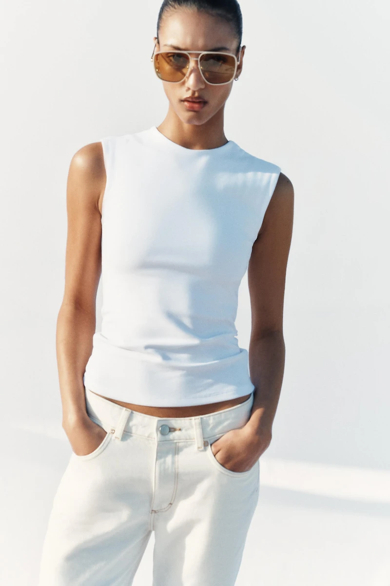 SLEEVELESS T-SHIRT