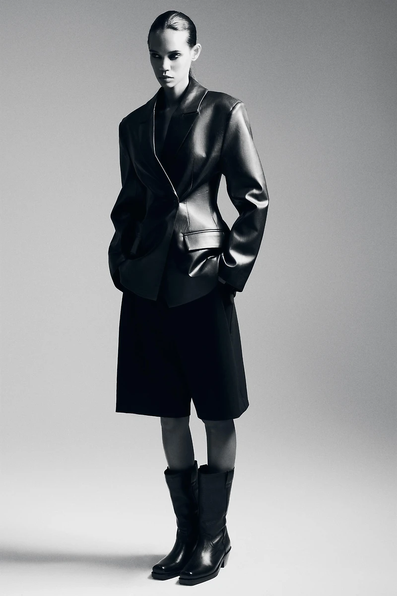 FITTED FAUX LEATHER BLAZER