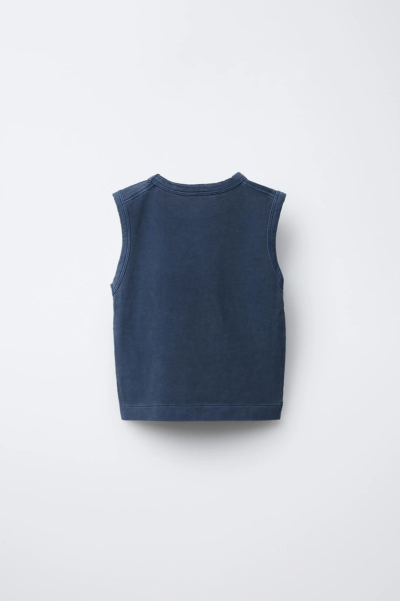 T-SHIRT SANS MANCHES TEINT EN PIÈCE BRODÉ