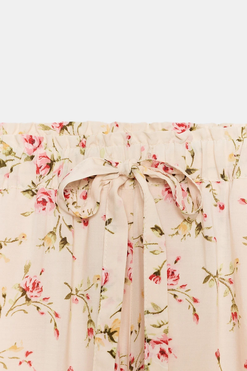 SHORT À IMPRIMÉ FLEURI ET DENTELLE
