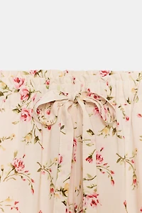 SHORT À IMPRIMÉ FLEURI ET DENTELLE