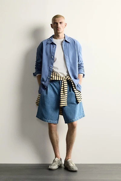 BERMUDA CHINO EN JEAN RELAXED FIT À PLIS