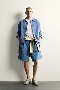 BERMUDA CHINO EN JEAN RELAXED FIT À PLIS