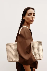ELONGATED WOVEN SHOPPER