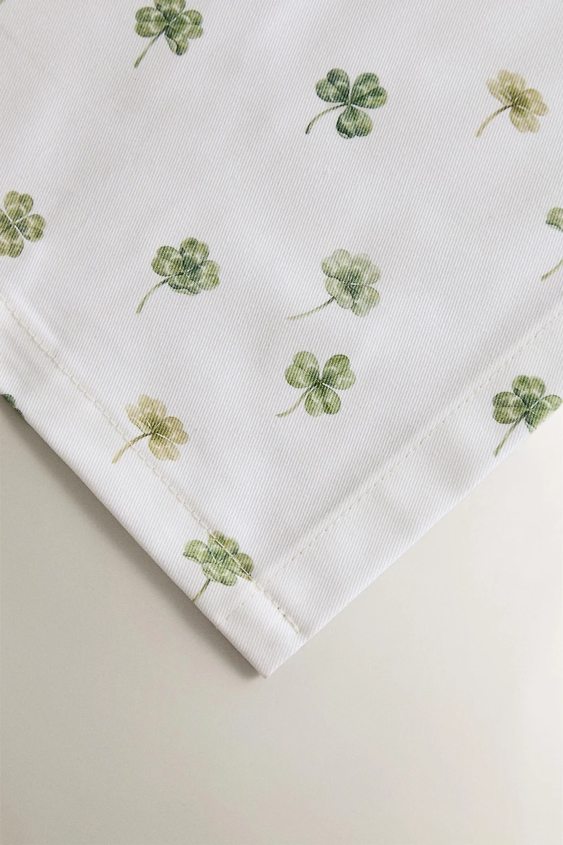 RESIN-COATED CLOVER TABLECLOTH