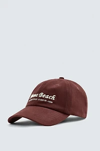 CASQUETTE AVEC INSCRIPTION BRODÉE
