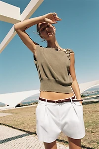 SHORT À PINCES ET CEINTURE
