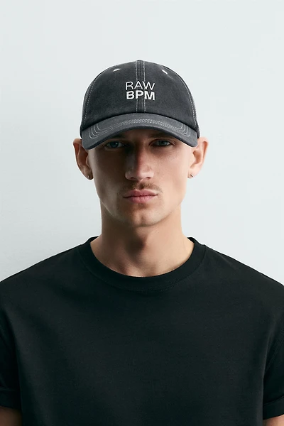 CASQUETTE DÉLAVÉE TEXTE BRODÉ SURPIQÛRES