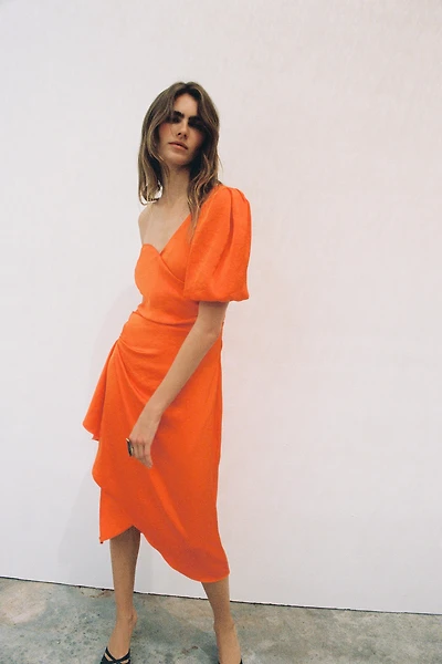 ROBE MI-LONGUE ASYMÉTRIQUE SATINÉE