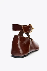 BALLERINES EFFET VERNI BOUCLE