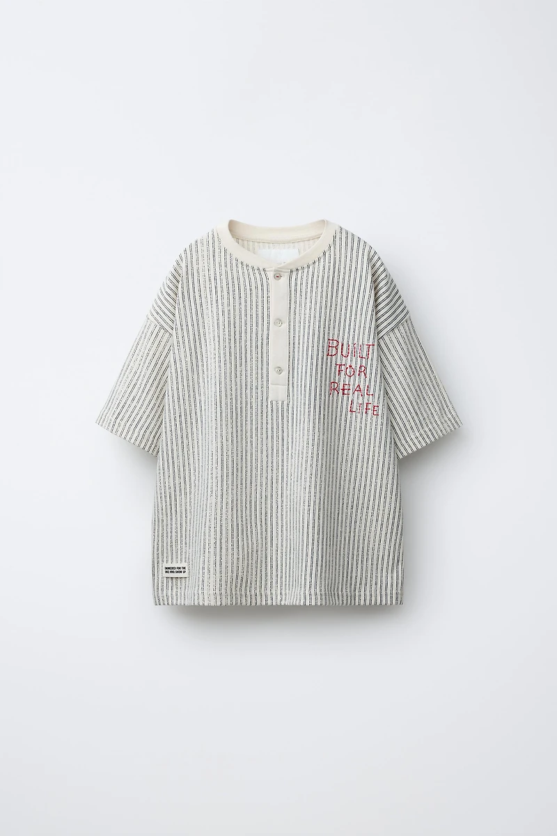 T-SHIRT À RAYURES ET ÉTIQUETTE