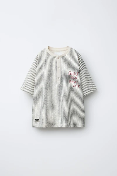 T-SHIRT À RAYURES ET ÉTIQUETTE
