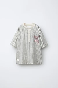 T-SHIRT À RAYURES ET ÉTIQUETTE