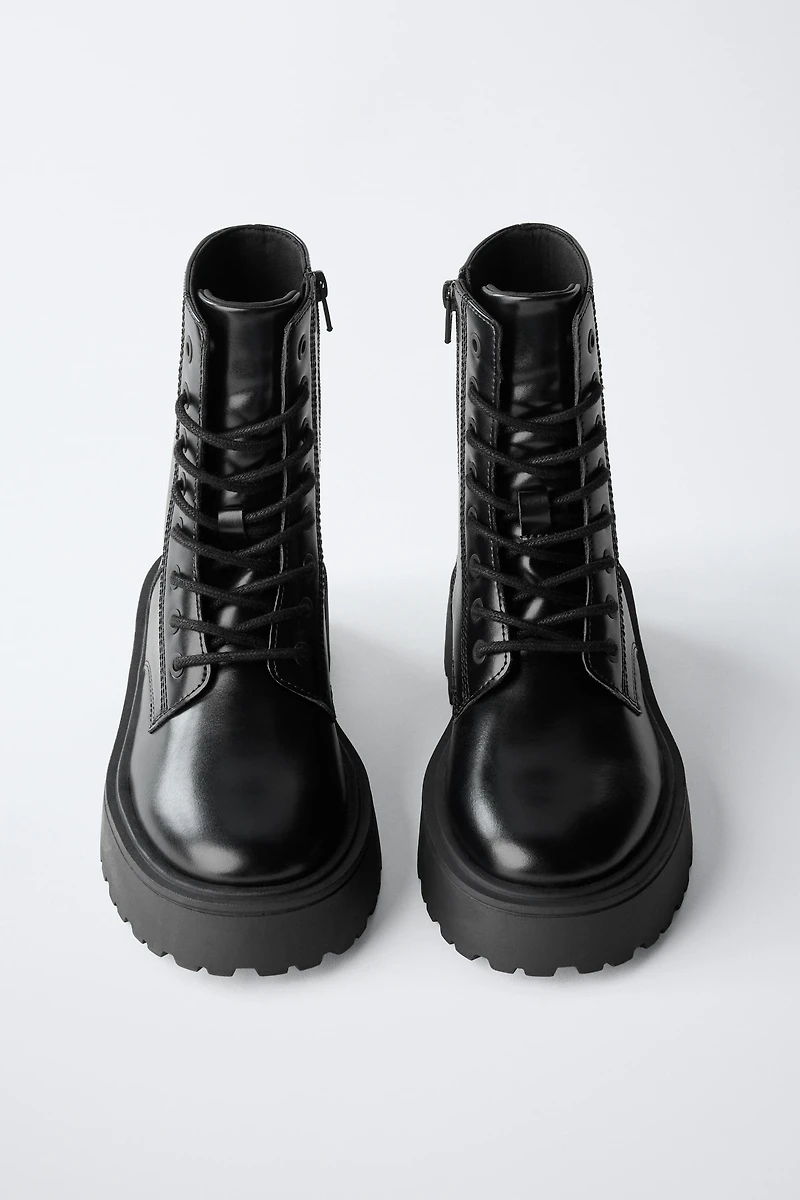 BOTTINES À LACETS