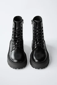 BOTTINES À LACETS