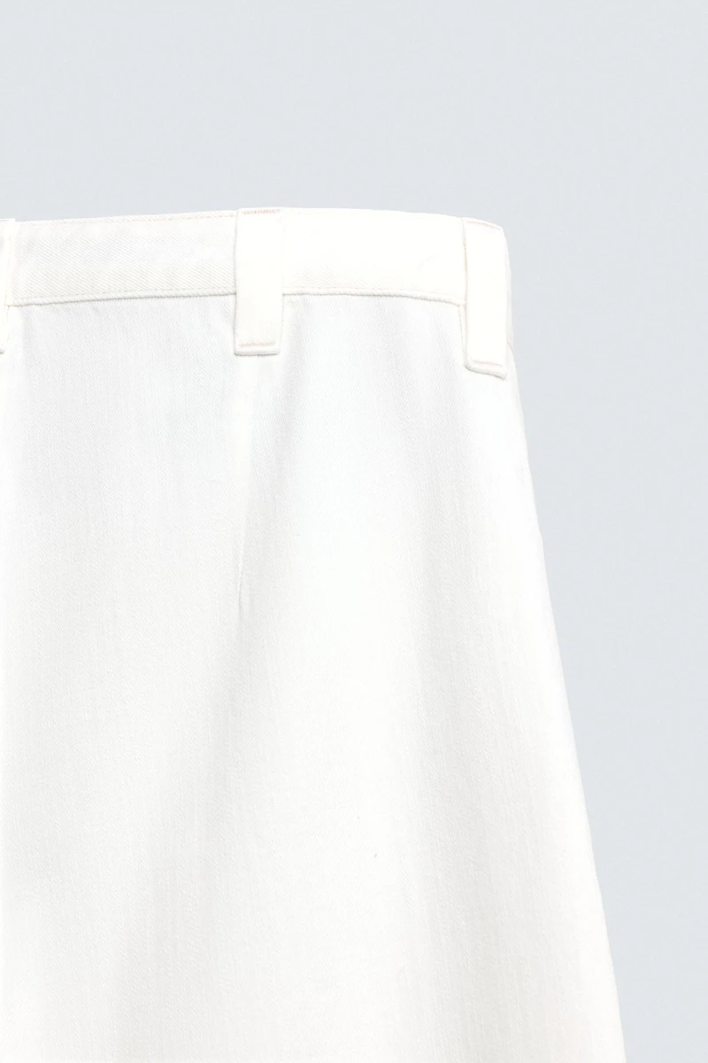 PLEATED BARREL FIT DENIM CHINO PANTS