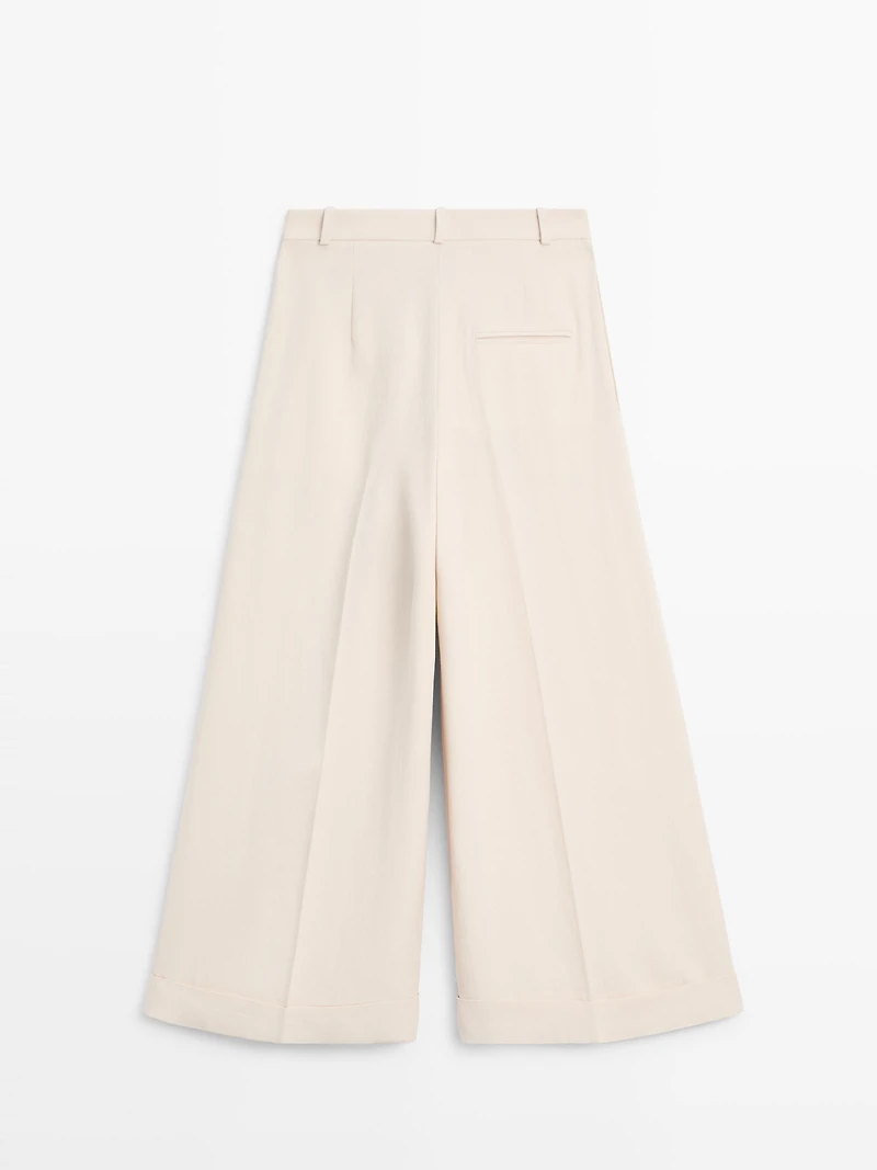 Flowing trousers with turn-up hems