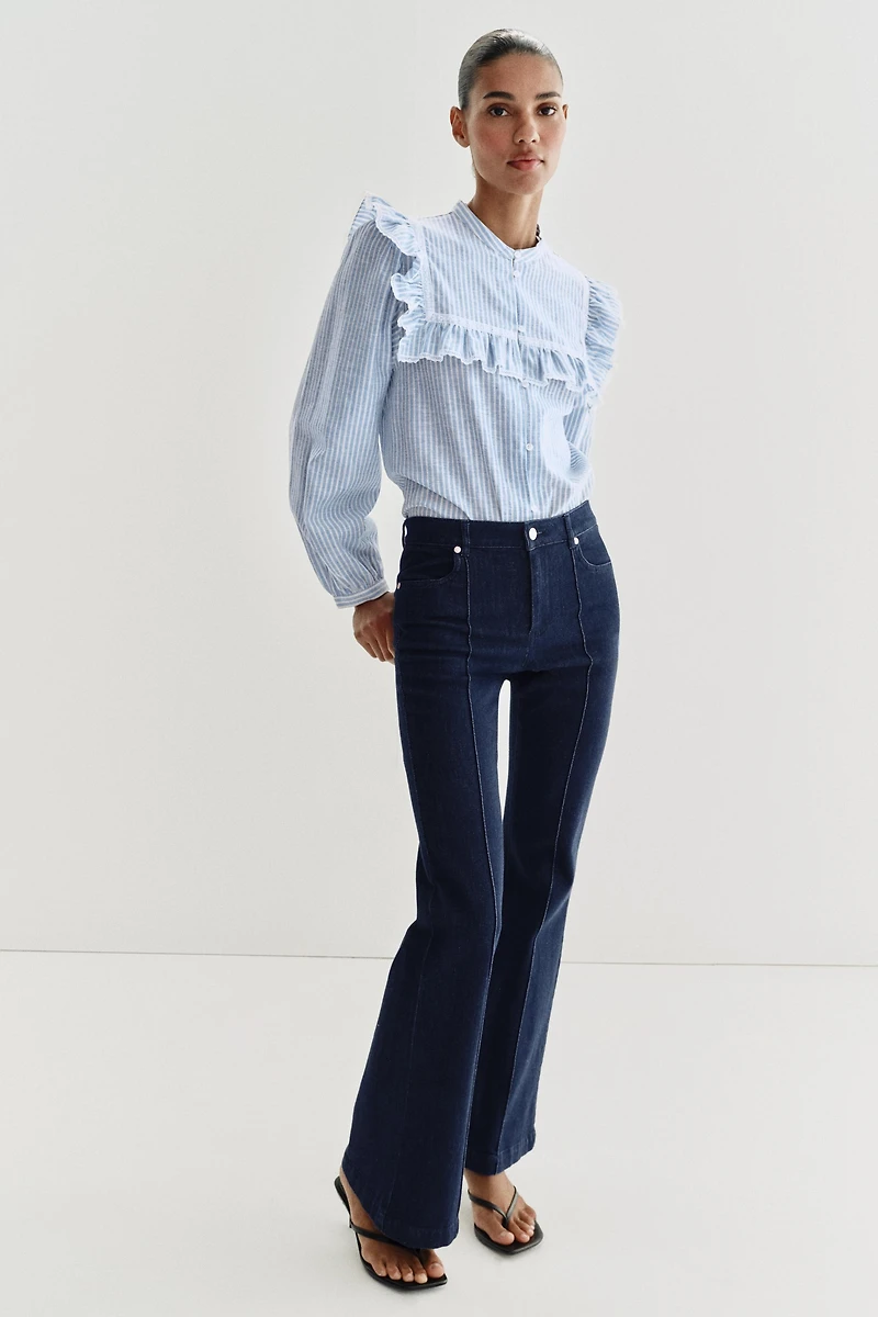 CHEMISE À RAYURES, VOLANTS ET FIL MÉTALLISÉ