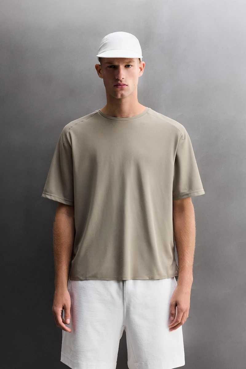 TECHNICAL PIQUÉ TEXTURE T-SHIRT