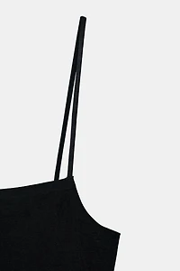 TOP À BRETELLES ET DÉCOLLETÉ CARRÉ