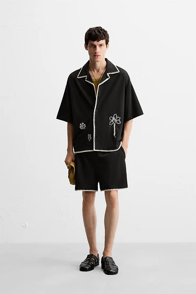 CONTRAST EMBROIDERY SHORTS