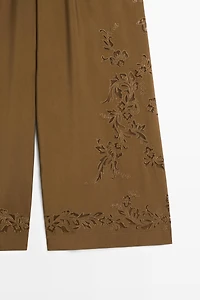 Pantalon large fluide brodé