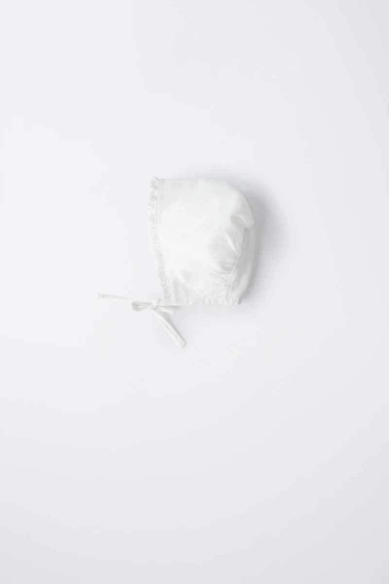 PLAIN LINEN BONNET WITH LACE