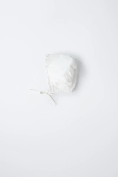 PLAIN LINEN BONNET WITH LACE