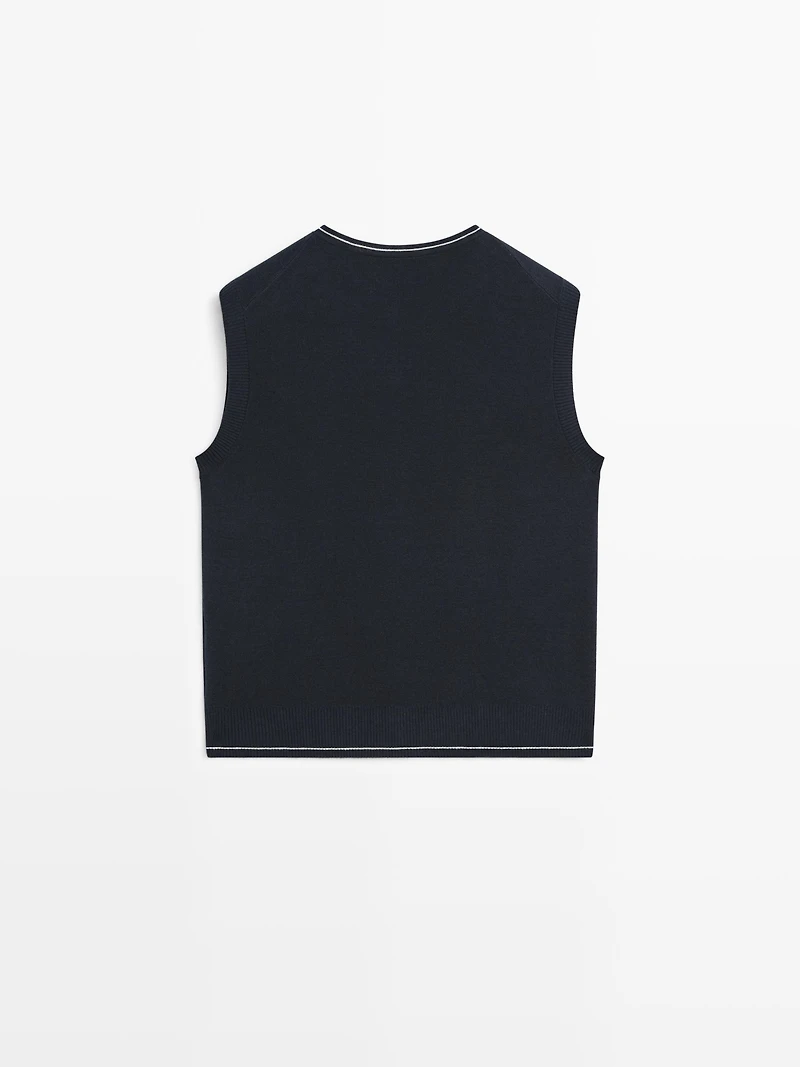 Knit vest with pocket details