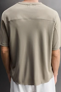 TECHNICAL PIQUÉ TEXTURE T-SHIRT
