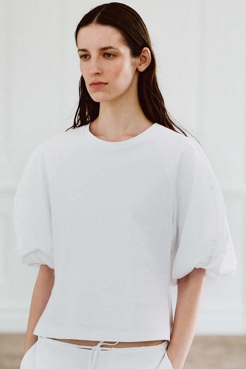 T-SHIRT EN MATIÈRES VARIÉES À MANCHES BOUFFANTES