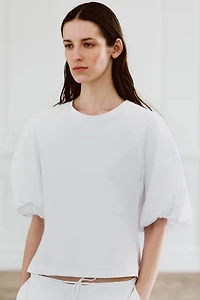 T-SHIRT EN MATIÈRES VARIÉES À MANCHES BOUFFANTES