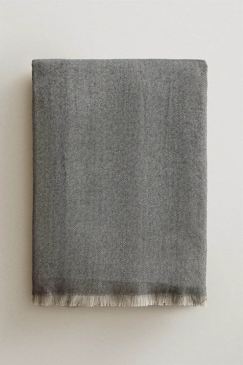 LIGHTWEIGHT FRINGED BLANKET