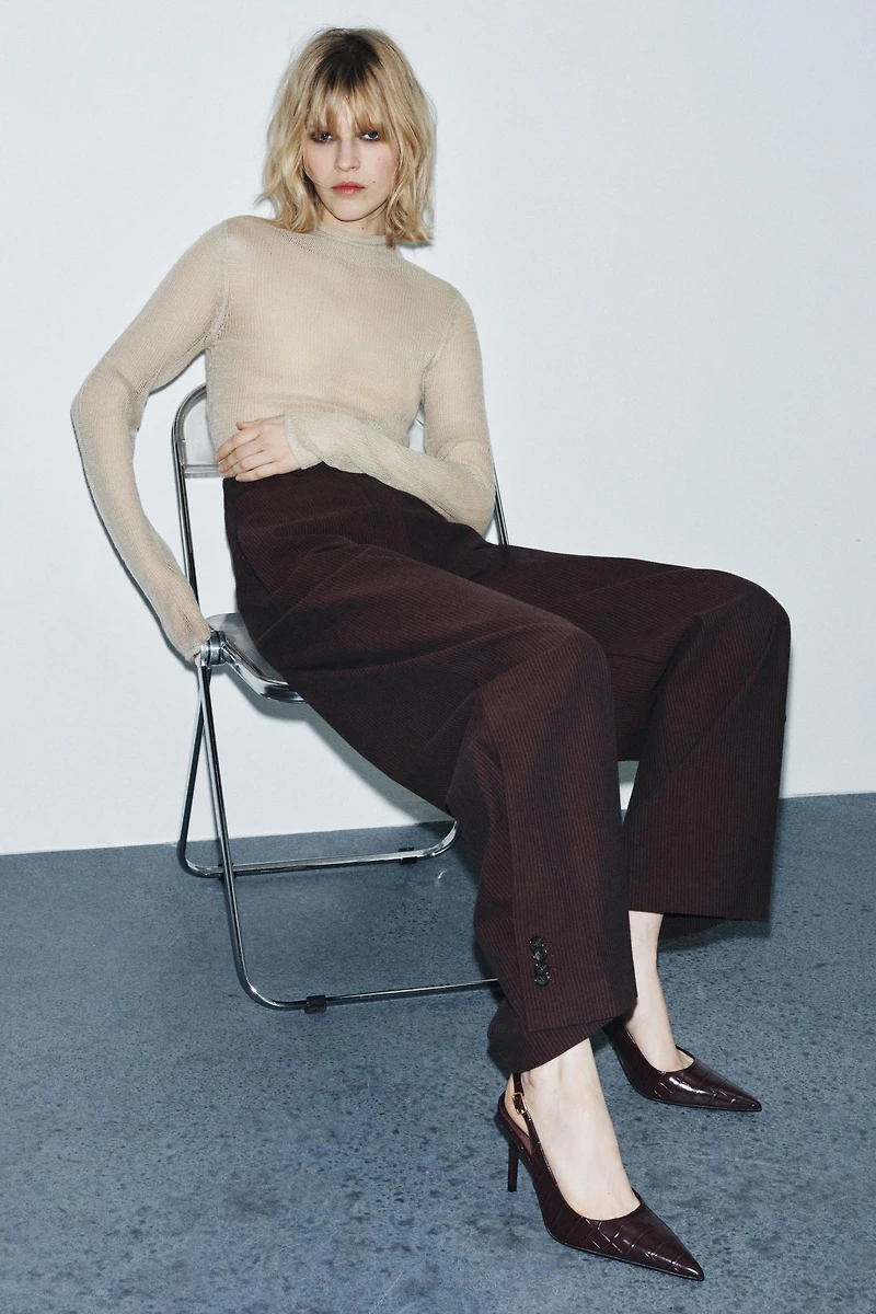 CHAUSSURES OUVERTES À L'ARRIÈRE AVEC RELIEF